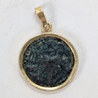 18K Yellow Gold Pendant w/ Stone