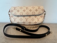 Louis Vuitton "Wallet on Chain Ivy (Laredo, TX)