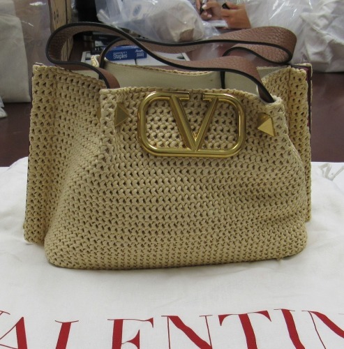 Valentino Garavani Small Roman Stud Straw Tote Bag (Laredo, TX)