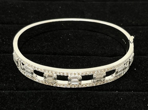 14K Gold & Diamond Bangle Bracelet (Dayton, NJ)