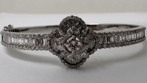 18K Gold & Diamond Bangle Bracelet (Dayton, NJ)