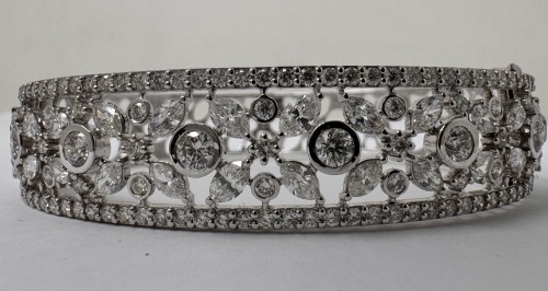 18K Gold & Diamond Bangle Bracelet (Dayton, NJ)
