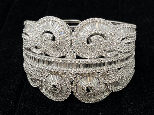 18K Gold Diamond Hinged Bangle Bracelet (Dayton, NJ)