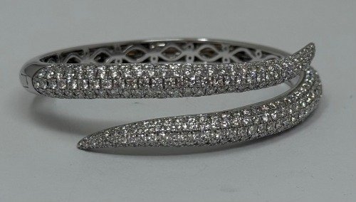 18K Gold Roberto Coin Diamond Hindged Bangle Bracelet (Dayton, NJ)