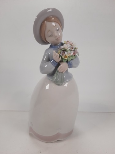 LLADRO Figurine Women W/ Flowers